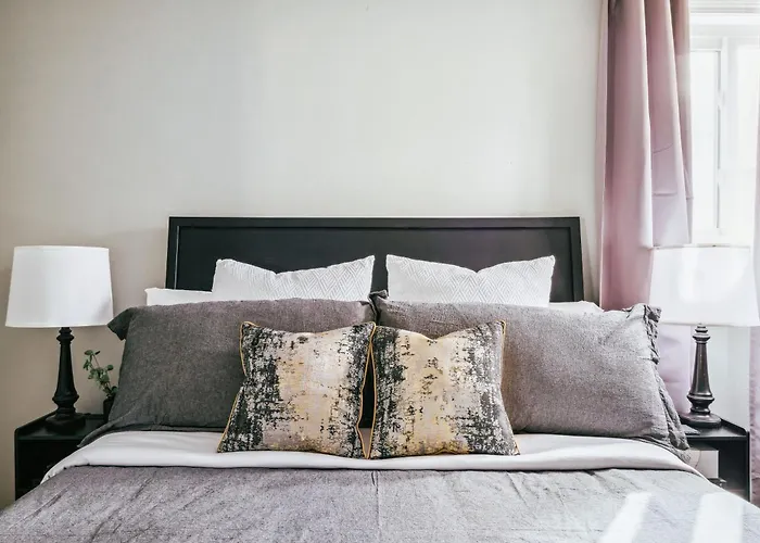 Charming & Cozy Getaway - A Heroic Awaits! Homewood