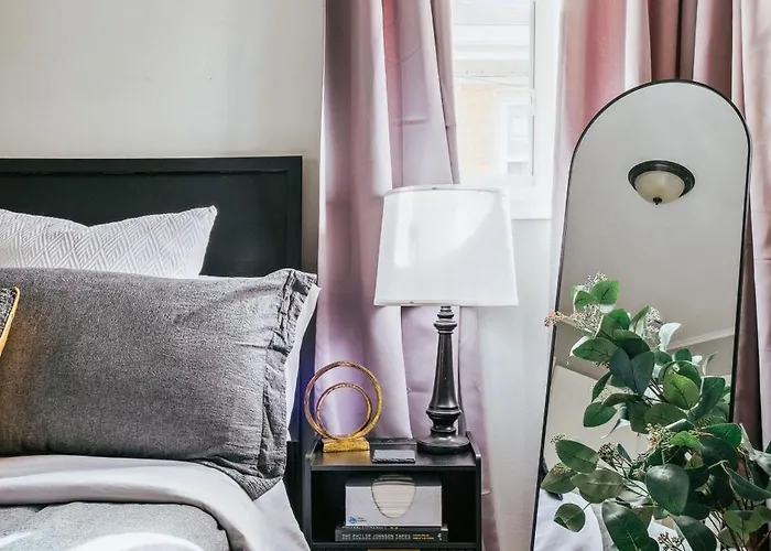 Charming & Cozy Getaway - A Heroic Awaits! Holiday home