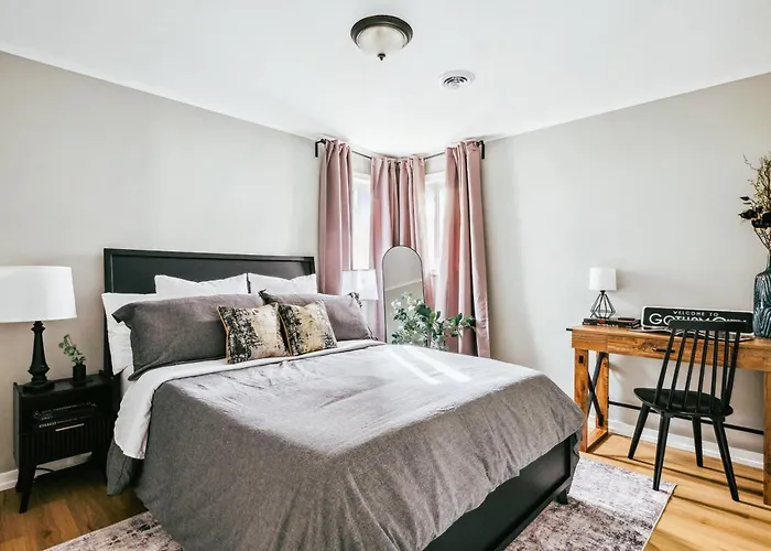 Charming & Cozy Getaway - A Heroic Awaits! Holiday home Homewood